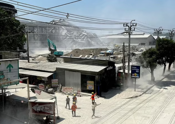 28일(현지시간) 오후 12시 50분경 미얀마 중부 내륙에서 규모 7.7의 지진이 발생했다. 사진은 지진으로 무너져 내린 미얀마의 한 건물. 로이터 연합뉴스