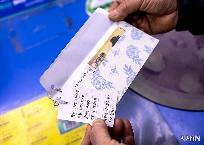 3월6일 오후 백원선씨가 도움을 줬던 청년에게 받은 선물과 편지를 보고 있다. ⓒ시사IN 박미소