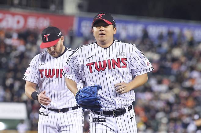 LG 송승기가 27일 한화전에서 5회 투구를 마친 뒤 더그아웃으로 향하고 있다. 연합뉴스