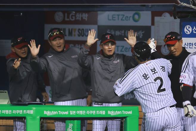 LG 문보경이 26일 잠실 한화전에서 홈런을 친 뒤 염경엽 감독과 하이파이브 하고 있다. 연합뉴스