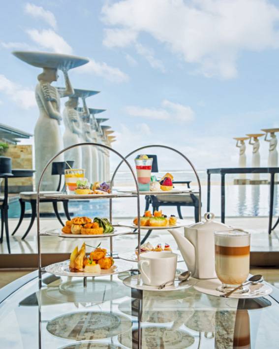 오아시스풀 배경의 애프터눈 티. 사진제공|팜투어