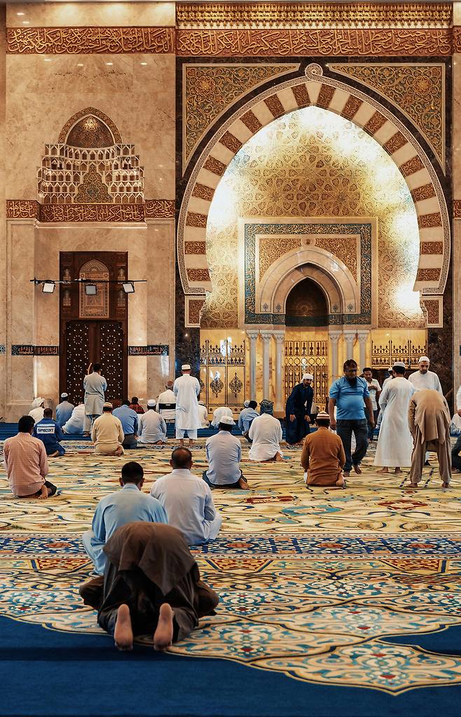 라마단 기간을 맞아 신자들이 기도를 하고 있다. 사진제공|VisitDubai/팜투어