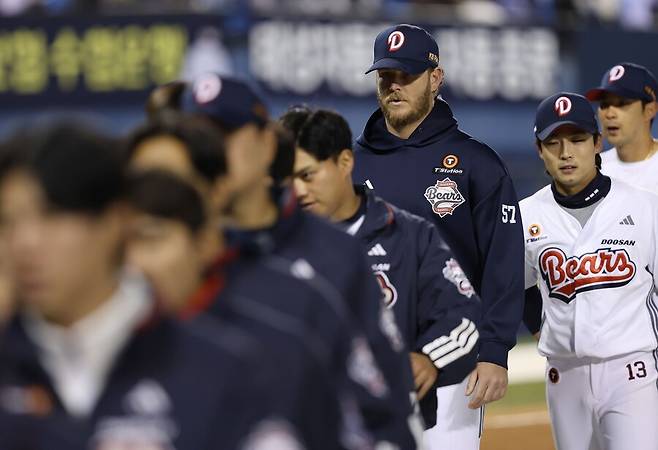 ▲ 두 선수의 신경전은 벤치클리어링 등으로 번지지 않고 끝났다 ⓒ두산베어스