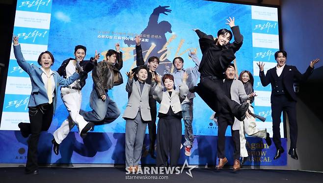 가수 김동준, 영재, 배우 추연성, 가수 선예, 배우 박준규, 이지훈, 블락비 유권(왼쪽부터 시계방향으로)이 25일 오후 서울 마포구 홍대 라이즈호텔에서 열린 쇼뮤지컬 Again '드림하이' 제작발표회에 참석해 포즈를 취하고 있다.  쇼뮤지컬 Again '드림하이'는 기린예고에서 K-팝 스타가 되는 꿈을 꾸었던 주인공들이 고등학교를 졸업한 후 다시 기린예고로 돌아와 벌어지는 이야기를 그린 작품이다./2025.03.25 /사진=김휘선 hwijpg@