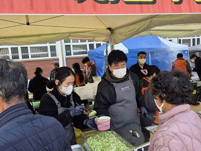 백종원 더본코리아 대표가 28일 안동산불 피해지역에서 이재민들에 무료 급식을 하고 있다/ 사진=뉴시스(안동시 제공)