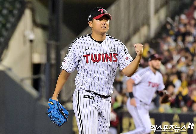 LG 투수 송승기는 27일 잠실구장에서 열린 '2025 신한 SOL Bank KBO 리그' 한화와 정규시즌 3차전 맞대결에서 선발 등판했다. 최고 구속 시속 150㎞ 강속구를 앞세워 최종 성적 7이닝 무실점을 기록. 생애 첫 선발 등판부터 확실한 눈도장을 찍었다. 엑스포츠뉴스 잠실, 김한준 기자