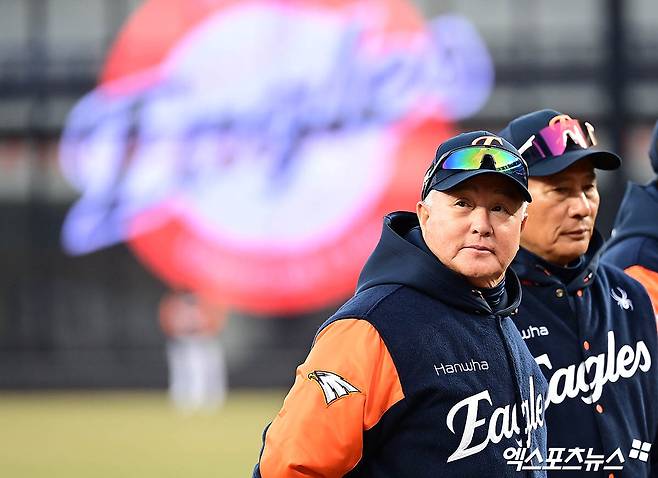 28일 오후 대전한화생명볼파크에서 열린 '2025 신한 SOL Bank KBO리그' 한화 이글스와 KIA 타이거즈의 경기에 앞서 한화 김경문 감독이 그라운드에 도열해 있다. 대전, 박지영 기자
