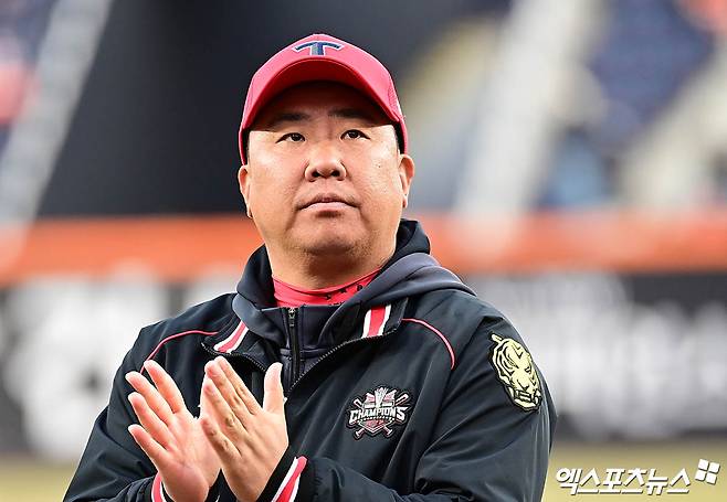 28일 오후 대전한화생명볼파크에서 열린 '2025 신한 SOL Bank KBO리그' 한화 이글스와 KIA 타이거즈의 경기에 앞서 KIA 이범호 감독이 그라운드에 도열해 있다. 대전, 박지영 기자