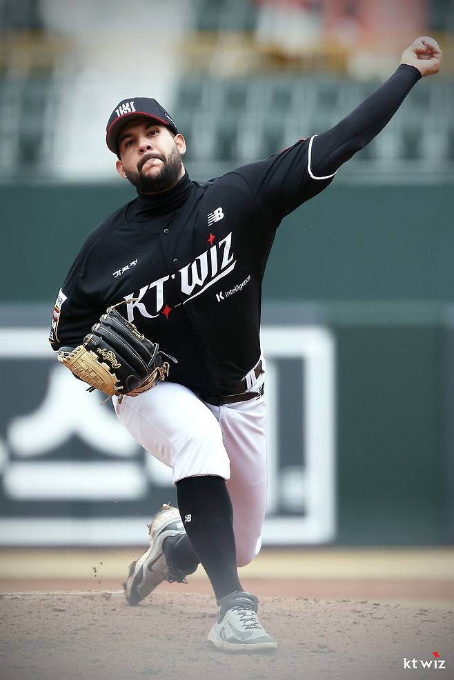 KT 위즈 외국인 투수 엔마누엘 데 헤이수스가  28일 부산 사직야구장에서 열린 2025 신한 SOL Bank KBO리그 롯데와의 팀 간 1차전에서 7이닝 무실점 완벽투로 승리투수가 됐다. 사진 KT 위즈