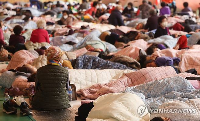 불면의 밤 (영양=연합뉴스) 윤관식 기자 = 26일 경북 영양군 영양군민회관 대피소에서 산불로 인해 대피한 주민들이 휴식을 취하고 있다. 2025.3.26 psik@yna.co.kr