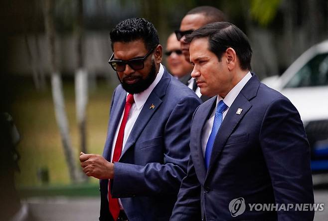 27일(현지시간) 가이아나 대통령(왼쪽)과 대화하는 미 국무장관 [조지타운 AFP=연합뉴스. 재판매 및 DB 금지]