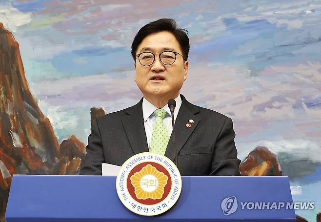 우원식 국회의장, 헌재의 탄핵심판 선고 지체와 관련한 담화문 발표 (서울=연합뉴스) 김주형 기자 = 우원식 국회의장이 27일 국회에서 헌법재판소의 대통령 탄핵심판 선고 지체 상황 등과 관련한 담화문을 발표하고 있다. 2025.3.27 kjhpress@yna.co.kr