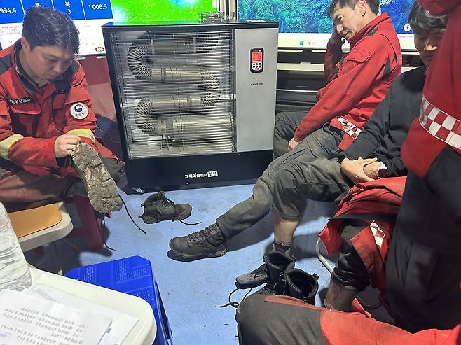 지친 모습의 진화대원들 [산림청 제공. 재판매 및 DB 금지]