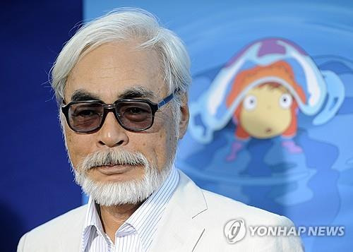 미야자키 하야오 감독 (로스앤젤레스 AP=연합뉴스 자료사진) 2009년 7월 27일 미국 캘리포니아주 로스앤젤레스에서 열린 '포뇨' 특별 상영회에서 포즈를 취한 일본의 애니메이션 거장 미야자키 하야오 감독.  (AP Photo/Chris Pizzello, File) 2025.3.28.