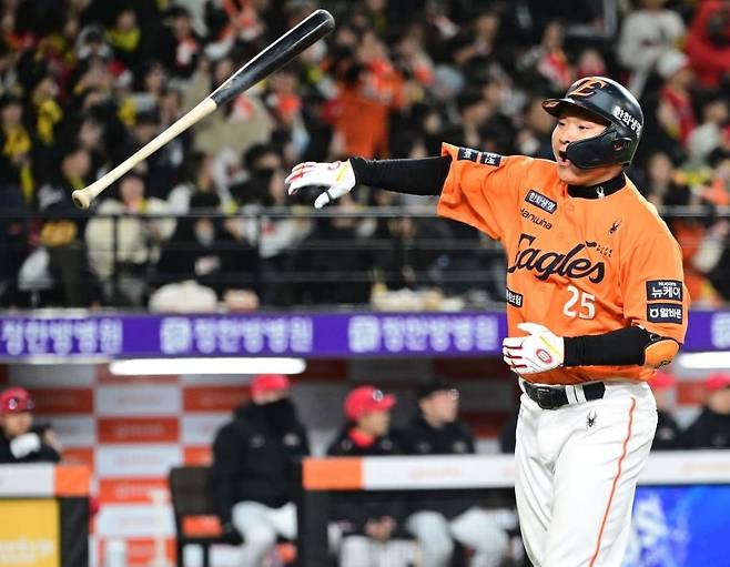 추격의 홈런이다 한화 이글스 김태연이 28일 새 홈구장 대전 한화생명볼파크에서 열린 2025 프로야구 KIA 타이거즈와 홈 경기 0-2로 뒤진 7회말 공격에서 좌월 솔로 홈런을 친 뒤 배트를 던지는 세리머니를 펼치고 있다. [한화 이글스 제공. 재배포 및 DB 금지]