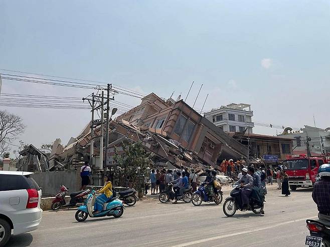 미얀마 아웅반 호텔 붕괴 (서울=연합뉴스) 미얀마 중부 내륙에서 28일 발생한 규모 7.7의 강진으로 진앙에서 가까운 미얀마 제2 도시 만달레이를 비롯해 미얀마 전역에 대규모 피해가 발생한 것으로 전해졌다.
    사진은 이날 강진으로 무너진 미얀마 아웅반 호텔의. 2025.3.28 [이정호 재미얀마 한인회보 편집장 제공. 재판매 및 DB 금지] photo@yna.co.kr