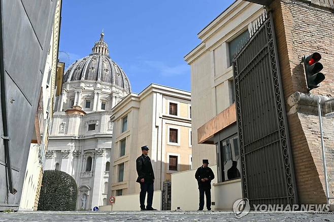 교황의 바티칸 내 거처인 산타 마르타의 집 입구 지키는 경비원들 [AFP 연합뉴스 자료사진. 재판매 및 DB 금지]