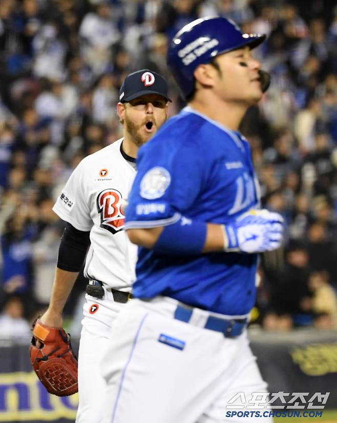 마지막 타자 삼성 박병호를 뜬공 처리한 뒤 불편한 마음을 표출한 두산 선발 콜어빈.
