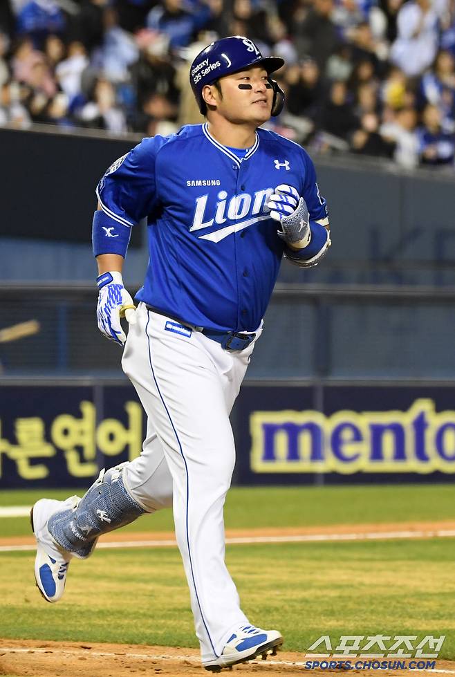 잘 맞은 타구가 펜스 앞에서 잡히자 박병호는 아쉬워했다.