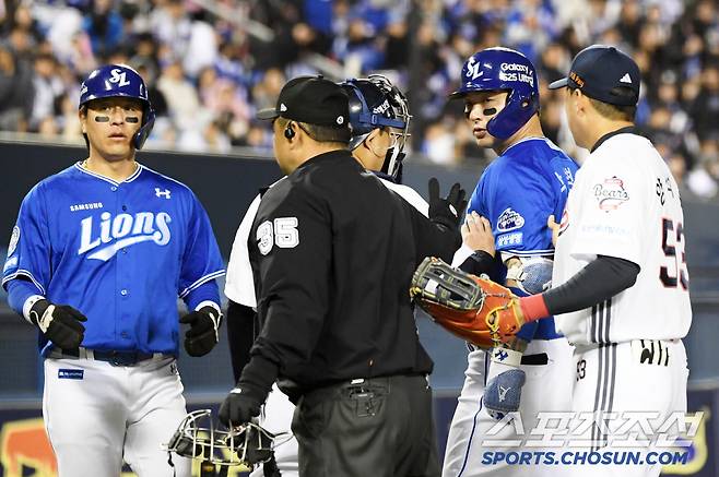 박병호를 적극적으로 말리는 양의지와 양석환.