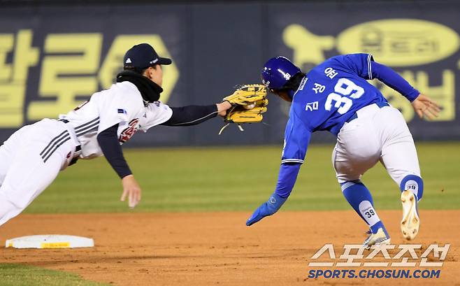 8회초 무사 1루 삼성 대주자 김성윤이 두산 유격수 박준영 태그를 피해 2루를 향해 몸을 던졌다.