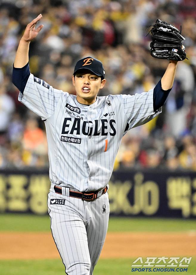 문동주가 박해민을 삼진 처리하며 이닝을 마친 후 포효하고 있다.