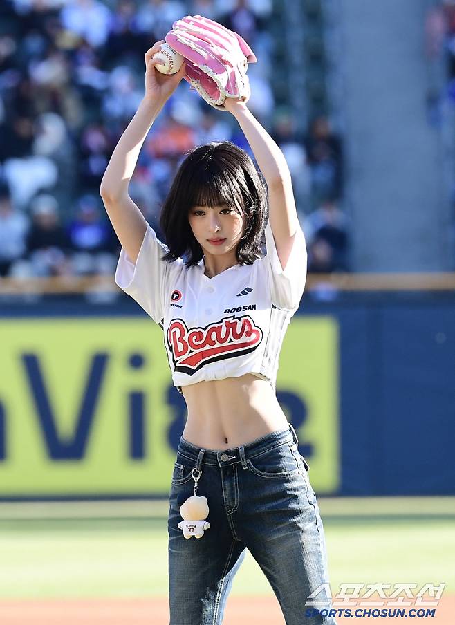 29일 잠실야구장에서 열린 KBO리그 두산과 삼성의 경기. 걸그룹 베이비몬스터가 시구-시타를 했다. 시구하는 아현. 잠실=송정헌 기자songs@sportschosun.com/2025.03.29/