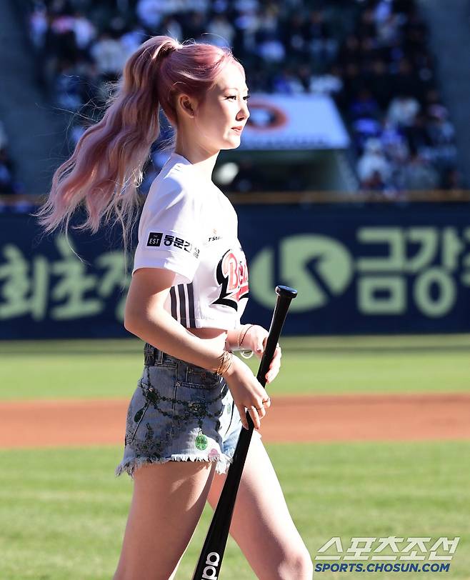 걸그룹 베이비몬스터 시구-시타.