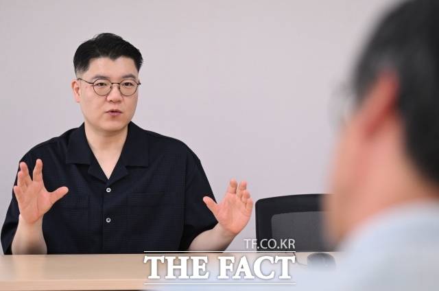 일본에는 메이지 유신 이후 '유신 지사'가 생겨났다. 특히 '지사 문화'는 적이라도 '가치'를 위해 목숨을 건다면 존경을 표했다는 게 홍 작가의 설명이다. /이새롬 기자