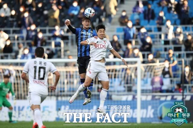 인천과 이별한 부산의 조성환 감독이 1년도 되지 않아 희로애락을 함께했던 전 소속팀 인천을 상대로 맞대결을 펼쳐 눈길을 끌고 있다. 사진은 지난 2020시즌 K리그1에서의 두 팀 대결 장면./K리그