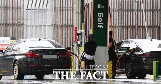 서울의 한 주유소에서 시민들이 주유를 하고 있다. /더팩트 DB