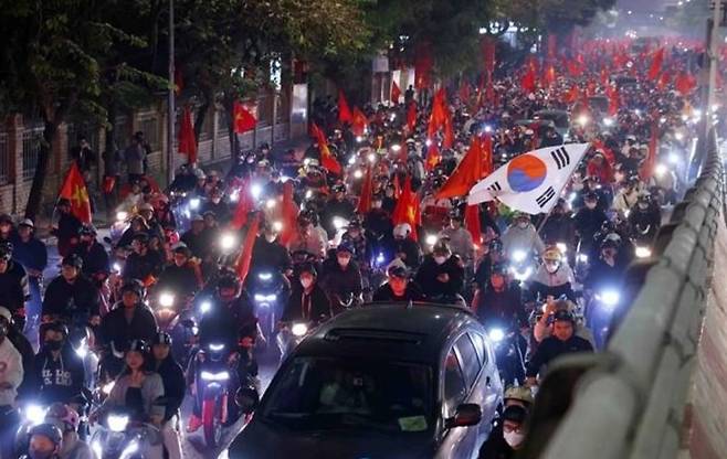 미쓰비시컵 우승 후 길거리로 쏟아져 나온 베트남 국민들. 이들은 밤새 한국 국기를 휘날리고, 경적 소리를 울리며 우승을 만끽했다. /VNA