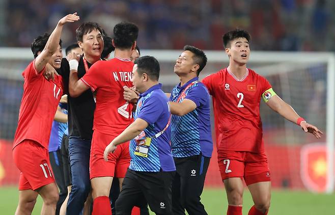 베트남 축구대표팀 선수들과 얼싸안고 있는 김상식 감독. /디제이매니지먼트