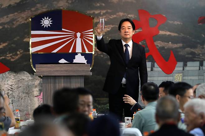 라이칭더 대만 총통이 2024년 8월 23일 진먼섬(金門島)에서 열린 진먼 포격전 66주년 기념행사에 참석해 건배하며 강한 반중(反中) 독립 의지를 천명하고 있다. 대만의 최전방 섬인 진먼섬은 중국 푸젠성 해안으로부터 불과 4km 떨어진 곳으로, 1958년 8월 23일부터 12월 2일까지 양안 간 치열한 포격전과 국지전이 벌어졌다./AP연합뉴스