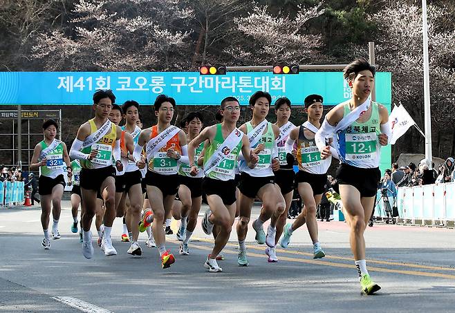 29일 오전 경북 경주시에서 열린 제41회 코오롱구간마라톤대회에 참가한 고등부 선수들이 힘차게 출발하고 있다./김동환 기자