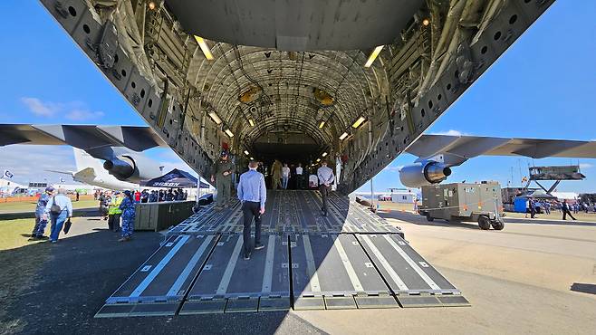 C-17 수송기의 내부./박성우 기자