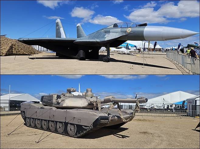 풍선형 가짜 수호이 전투기(위)와 전차(아래)./박성우 기자