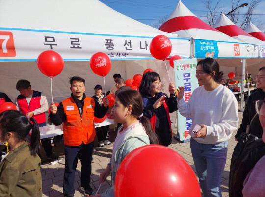 논산을생각하는사람들의모임'이 논산시 농산물 공동브랜드 '육군병장'의 인지도를 높이고 2027 논산세계딸기산업엑스포의 성공 개최를 기원하기 적극적인 홍보 활동을 펼치고 있다. 정종만 기자