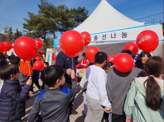 '논산을생각하는사람들의모임'이 논산시 농산물 공동브랜드 '육군병장'의 인지도를 높이고 2027 논산세계딸기산업엑스포의 성공 개최를 기원하기 위해 2025 논산딸기축제장에서 적극적인 홍보 활동을 펼쳐 큰 호응을 얻고 있다. 정종만 기자