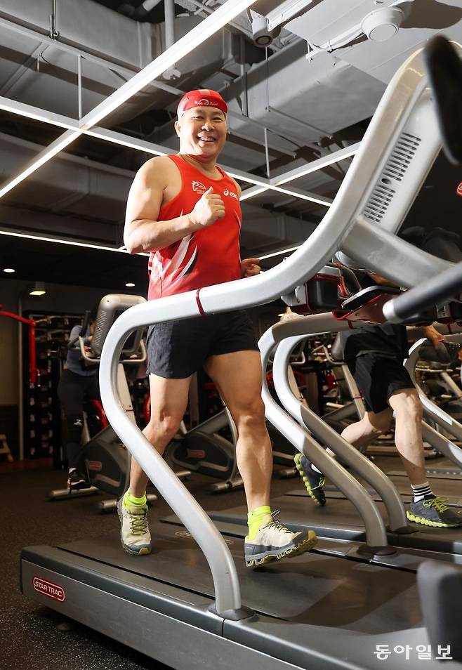 창용찬 원장이 서울 중구 삼일대로 피트니스101 트레드밀 위를 달리고 있다. 2000년부터 2017년까지 마라톤 풀코스를 43회 완주한 그는 만 70세가 되는 올해 풀코스 완주를 버킷리스트로 만들어 다시 달리고 있다.  장승윤 기자 tomato99@donga.com