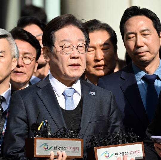 이재명 더불어민주당 대표가 지난 3월26일 서울고등법원에서 열린 공직선거법 위반 사건 항소심에서 무죄를 선고받은 뒤 입장을 밝히고 있다.<사진공동취재단·연합뉴스>