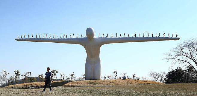 하늘과 땅, 인간과 인간, 과거와 미래를 잇는다는 의미를 담은 유영호 작가의 작품 ‘브리지 오브 휴먼’. ‘산이정원’에는 유 작가 작품 같은 예술품이 곳곳에 있다. 박미향 기자