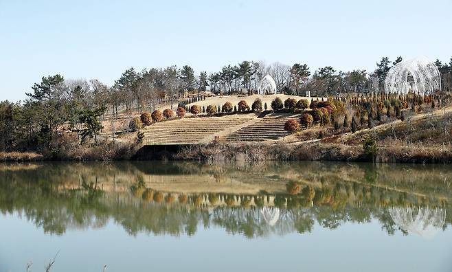언덕에 있는 스몰웨딩 건축물과 각종 나무가 물에 비쳐 더 아름다운 자태를 뽐내는 ‘산이정원’. 박미향 기자