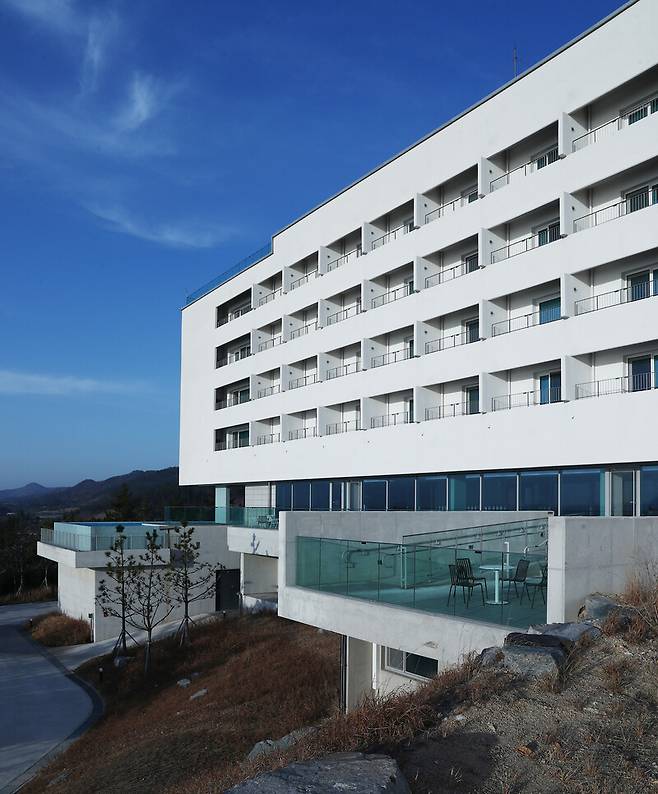 1층이 ‘뷰 맛집’이자 ‘노을 맛집’인 ‘해남 126 오시아노호텔’. 지난해 11월께 문 연 ‘신상 여행지’다. 박미향 기자