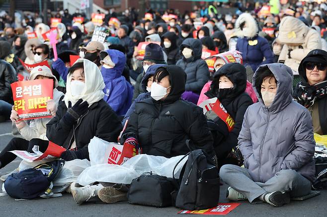 ‘윤석열 즉각 퇴진! 사회대개혁! 범시민대행진 17차’가 서울 종로구 광화문 일대에서 열린 29일 오후 두꺼운 외투를 입은 참석자들이 발언을 듣고 있다. 김혜윤 기자 unique@hani.co.kr