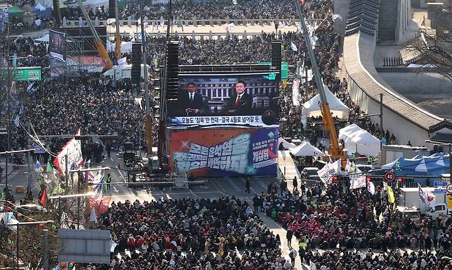 29일 오후 서울 종로구 광화문 일대가 ‘윤석열 즉각 퇴진! 사회대개혁! 범시민대행진 17차’ 참석자들로 붐비고 있다. 김혜윤 기자 unique@hani.co.kr