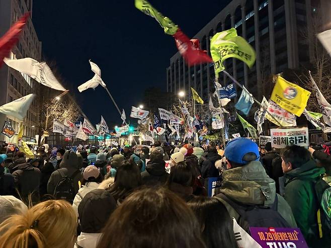 29일 저녁 ‘윤석열 즉각 퇴진! 사회대개혁! 범시민대행진 17차’에 참석한 시민들이 헌법재판소 주변 현대빌딩 앞에서 헌재를 향해 구호를 외치고 있다. 임재희 기자.
