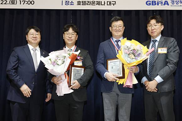 에스포항병원 김문철 대표병원장(오른쪽 두번째)상북도의사회로부터 '자랑스러운 의사상'을 수상했다 [사진=에스포항병원]