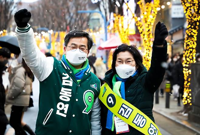 2022년 2월, 제20대 대통령 선거 새로운물결 기호 9번으로 나선 김동연 후보자와 부인 정우영 씨의 홍대 거리 유세 활동 모습. [사진 정우영]