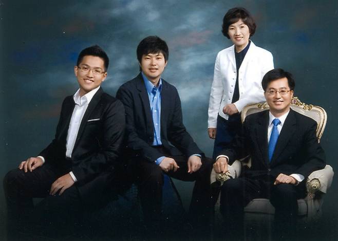 스튜디오에서 찍은 가족사진. [사진 정우영]